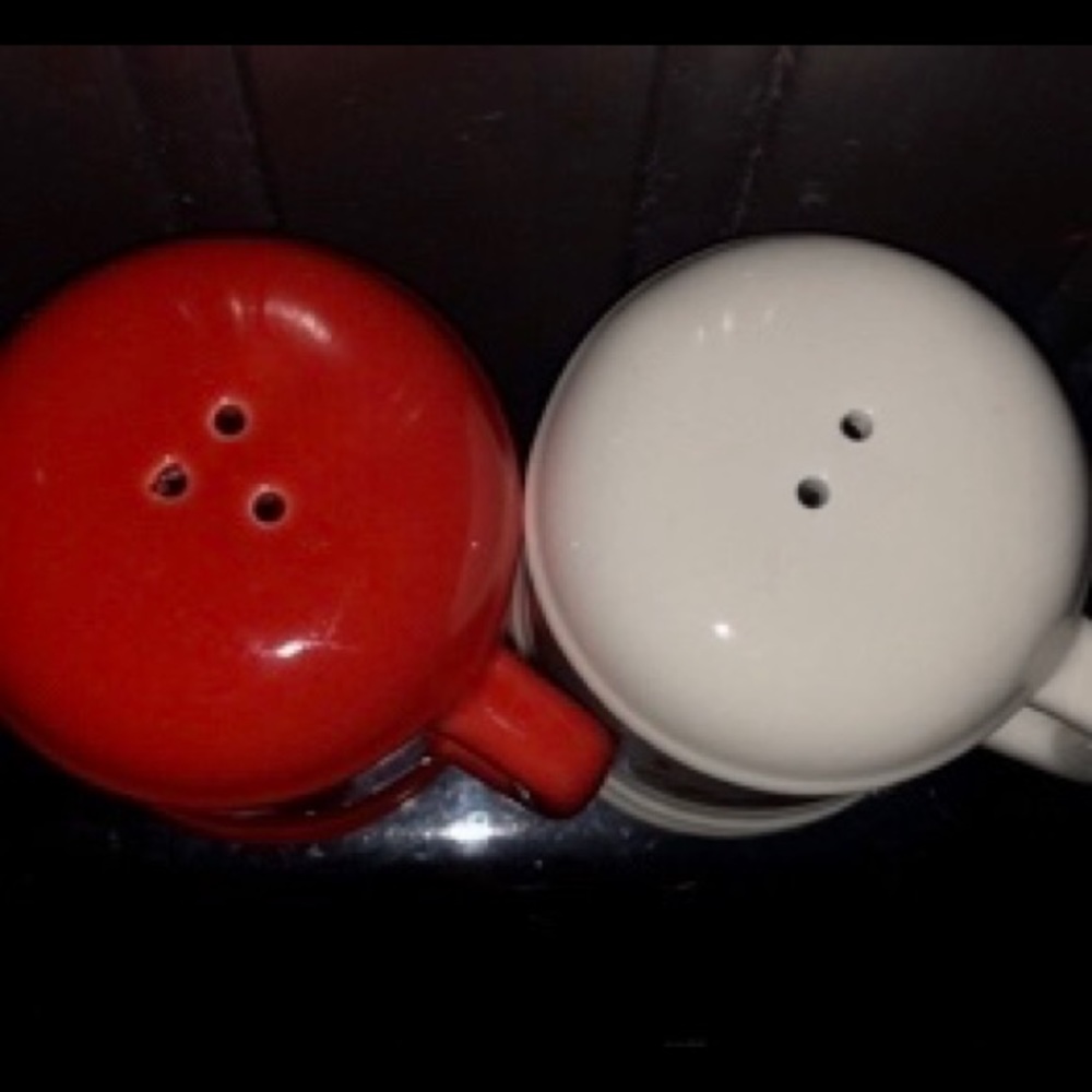 NWT Red & White Vintage Salt & Pepper Shakers - Picture 2 of 4